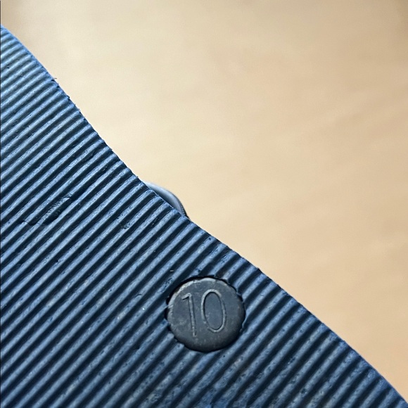 Old Navy Kids Navy Flip Flops - Picture 3 of 4